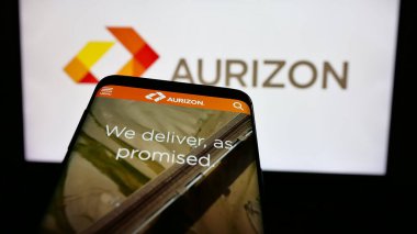 Stuttgart, Almanya - 11-28-2024: Avustralyalı yük şirketi Aurizon Holding Limited 'in web sitesi ile akıllı telefon logonun önünde ekranda. Telefon ekranının sol üst kısmına odaklan.