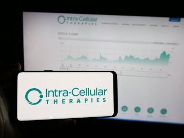 Stuttgart, Almanya - 11-28-2024: ABD 'li biyoteknoloji şirketi Intra-Hücresel Terapiler Inc.' nin logosunu taşıyan kişi web sitesinin önünde ekranda. Telefon ekranına odaklan.