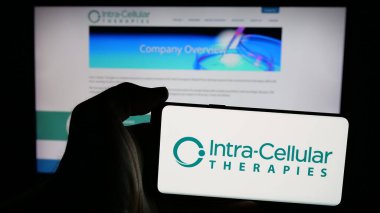Stuttgart, Almanya - 11-28-2024: ABD 'li biyoteknoloji şirketi Intra-Cellular Therapies Inc.' in logosu olan cep telefonu web sayfasının önünde ekranda. Telefon ekranına odaklan.