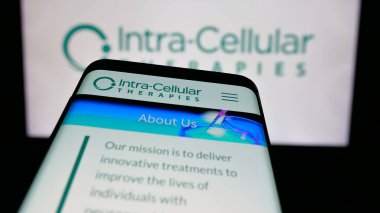 Stuttgart, Almanya - 11-28-2024: ABD 'li biyoteknoloji şirketi Intra-Cellular Therapies Inc.' in web sitesiyle birlikte cep telefonu logonun önünde ekranda. Telefon ekranının sol üst kısmına odaklan.