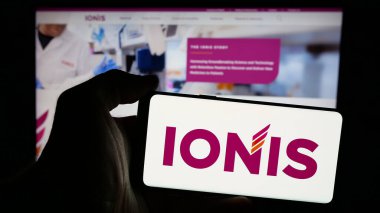 Stuttgart, Almanya - 11-28-2024: ABD 'li biyoteknoloji şirketi Ionis Pharmaceuticals Inc.' in logosu olan cep telefonu web sayfasının önünde. Telefon ekranına odaklan.