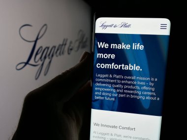Stuttgart, Almanya - 11-28-2024: ABD 'li imalat şirketi Leggett ve Platt Inc.' in web sayfası olan cep telefonu logolu kişi ekranda. Telefon ekranının merkezine odaklan.