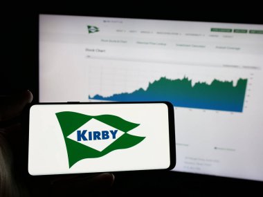 Stuttgart, Almanya - 11-28-2024: ABD 'li nakliye şirketi Kirby Corporation' ın logosunu taşıyan kişi web sitesinin önünde ekranda. Telefon ekranına odaklan.