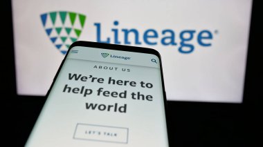 Stuttgart, Almanya - 11-28-2024: ABD 'li depolama şirketi Lineage Inc.' nin web sitesiyle birlikte cep telefonu iş logosu önünde ekranda. Telefon ekranının sol üst kısmına odaklan.