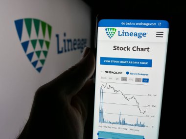 Stuttgart, Almanya - 11-28-2024: ABD 'li depolama şirketi Lineage Inc.' in web sayfası olan cep telefonu logonun önünde ekranda. Telefon ekranının merkezine odaklan.