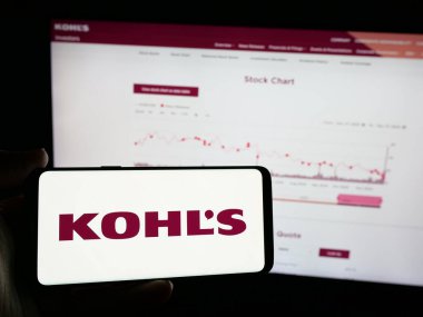 Stuttgart, Almanya - 11-28-2024: ABD 'li mağaza şirketi Kohl' s Corporation 'ın logosuna sahip kişi web sitesinin önünde ekranda. Telefon ekranına odaklan.