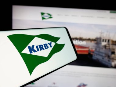 Stuttgart, Almanya - 11-28-2024: Amerikan nakliye şirketi Kirby Corporation 'ın logosunun bulunduğu cep telefonu web sitesinin önünde ekranda. Telefon ekranının merkez soluna odaklan.