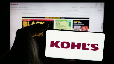 Stuttgart, Almanya - 11-28-2024: ABD mağaza şirketi Kohl 's Corporation' ın logosunun bulunduğu cep telefonu web sayfası önünde ekranda. Telefon ekranına odaklan.