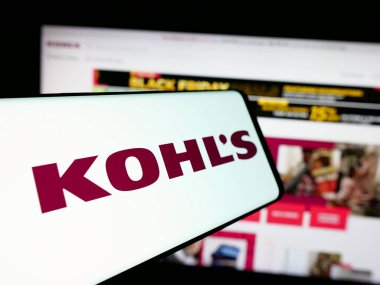 Stuttgart, Almanya - 11-28-2024: Amerikan mağaza şirketi Kohl 's Corporation' ın logosuna sahip akıllı telefon web sitesinin önünde ekranda. Telefon ekranının merkezine odaklan.