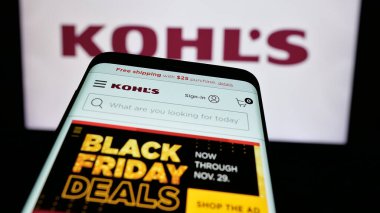 Stuttgart, Almanya - 11-28-2024: ABD 'li mağaza şirketi Kohl' s Corporation 'ın web sitesi ile cep telefonu iş logosu önünde ekranda. Telefon ekranının sol üst kısmına odaklan.