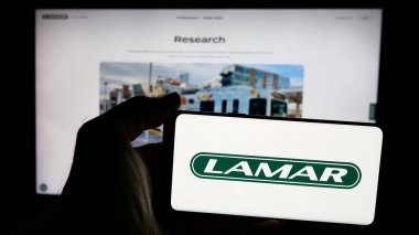 Stuttgart, Almanya - 11-28-2024: ABD 'li reklam şirketi Lamar Reklam Şirketi' nin logosunun bulunduğu cep telefonu web sayfası önünde ekranda. Telefon ekranına odaklan.