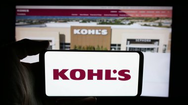 Stuttgart, Almanya - 11-28-2024: Amerikan mağaza şirketi Kohl 's Corporation' ın logosunun bulunduğu cep telefonu web sayfası önünde ekranda. Telefon ekranına odaklan.