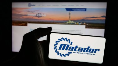 Stuttgart, Almanya - 12-02-2024: İnternet sayfasının önünde üzerinde Amerikan Enerji İşleri Matador Resources Company logosu bulunan cep telefonu sahibi kişi. Telefon ekranına odaklan.