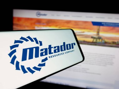 Stuttgart, Almanya - 12-02-2024: İnternet sitesinin önünde ekranda Amerikan enerji şirketi Matador Resources Company logosu bulunan cep telefonu. Telefon ekranının merkezine odaklan.