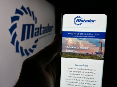 Stuttgart, Almanya - 12-02-2024: ABD 'li enerji şirketi Matador Resources Company' nin web sitesi olan akıllı telefonu logolu kişi ekranda. Telefon ekranının merkezine odaklan.