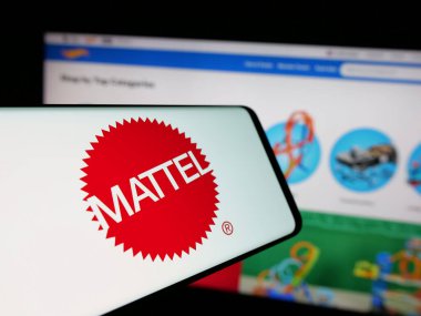 Stuttgart, Almanya - 12-02-2024: Amerikan oyuncak şirketi Mattel Inc. 'in logosuna sahip akıllı telefon iş dünyasının web sitesinin önünde ekranda. Telefon ekranının merkezine odaklan.