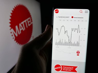 Stuttgart, Almanya - 12-02-2024: ABD 'li oyuncak şirketi Mattel Inc.' in web sayfası olan akıllı telefon sahibi kişi logonun önünde ekranda. Telefon ekranının merkezine odaklan.