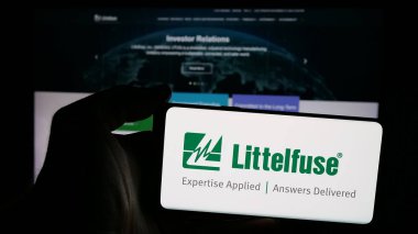 Stuttgart, Almanya - 12-02-2024: Amerikan elektronik şirketi Littelfuse Inc. 'in logosunun bulunduğu cep telefonu web sayfası önünde ekranda. Telefon ekranına odaklan.