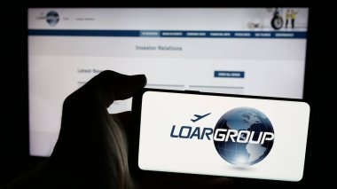 Stuttgart, Almanya - 12-02-2024: Amerikan üretim şirketi Loar Holding Inc. 'nin logosunun bulunduğu cep telefonu web sayfasının önünde ekranda. Telefon ekranına odaklan.
