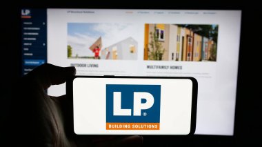 Stuttgart, Almanya - 12-02-2024: ABD 'li Louisiana-Pacific Corporation (LP) şirketinin logosuyla cep telefonu sahibi kişi iş sayfası önünde ekranda. Telefon ekranına odaklan.