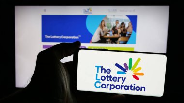 Stuttgart, Almanya - 12-03-2024: Avustralyalı Lottery Corporation Limited şirketinin logosunun bulunduğu cep telefonu web sayfası önünde ekranda. Telefon ekranına odaklan.