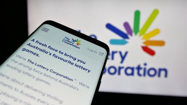 Stuttgart, Almanya - 12-03-2024: Avustralyalı Lottery Corporation Limited şirketinin web sitesi logo önünde ekranda. Telefon ekranının sol üst kısmına odaklan.