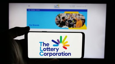 Stuttgart, Almanya - 12-03-2024: Avustralyalı Lottery Corporation Limited şirketinin logosunun bulunduğu cep telefonu web sayfası önünde ekranda. Telefon ekranına odaklan.