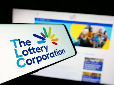 Stuttgart, Almanya - 12-03-2024: Avustralyalı Lottery Corporation Limited şirketinin logosuna sahip akıllı telefon web sitesinin önünde ekranda. Telefon ekranının merkez soluna odaklan.