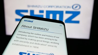 Stuttgart, Almanya - 12-03-2024: Japon mühendislik şirketi Shimizu Corporation 'ın web sitesiyle birlikte logo önünde ekranda. Telefon ekranının sol üst kısmına odaklan.