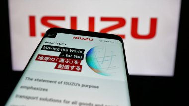 Stuttgart, Almanya - 12-04-2024: Japon otomotiv şirketi Isuzu Motors Ltd. nin web sitesi ile birlikte cep telefonu iş logosu önünde ekranda. Telefon ekranının sol üst kısmına odaklan.