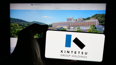 Stuttgart, Almanya - 12-04-2024: Japon şirketi Kintetsu Group Holding Co. Ltd. nin logosunun bulunduğu cep telefonu web sayfası önünde ekranda. Telefon ekranına odaklan.