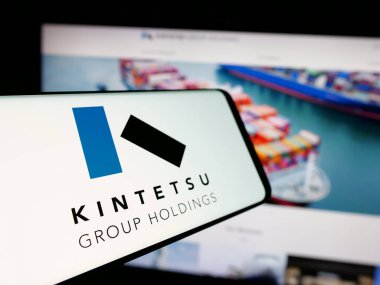 Stuttgart, Almanya - 12-04-2024: Japon şirketi Kintetsu Group Holding Co. Ltd. nin logosuyla birlikte cep telefonu web sitesinin önünde ekranda. Telefon ekranının merkez soluna odaklan.