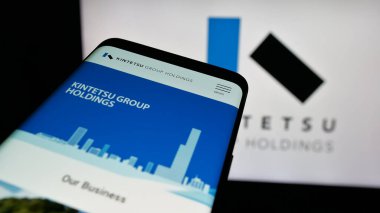 Stuttgart, Almanya - 12-04-2024: Japon şirketi Kintetsu Group Holding Co. Ltd. nin web sitesi ile birlikte ticari logo önünde ekranda. Telefon ekranının sol üst kısmına odaklan.