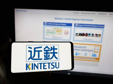 Stuttgart, Almanya - 12-04-2024: Japon şirketi Kintetsu Railway Co. Ltd. nin logosuna sahip kişi web sitesinin önünde ekranda. Telefon ekranına odaklan.