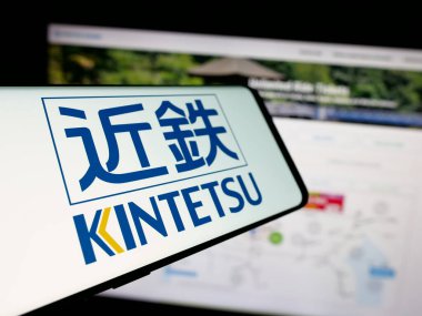 Stuttgart, Almanya - 12-04-2024: Japon firması Kintetsu Railway Co. Ltd. 'nun logosunu taşıyan akıllı telefon iş web sitesinin önünde ekranda. Telefon ekranının merkez soluna odaklan.