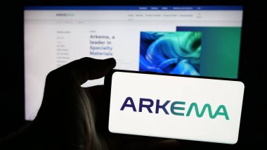 Stuttgart, Almanya - 12-04-2024: Fransız kimya şirketi Arkema SA 'nın logosunun bulunduğu cep telefonu sahibi kişi iş sayfasının önünde ekranda. Telefon ekranına odaklan.
