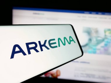 Stuttgart, Almanya - 12-04-2024: Fransız kimya şirketi Arkema S.A. 'nın logosuna sahip akıllı telefon iş sitesinin önünde ekranda. Telefon ekranının merkez soluna odaklan.