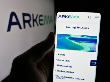 Stuttgart, Almanya - 12-04-2024: Fransız kimya şirketi Arkema S.A. 'nın internet sayfası olan cep telefonu logosu önünde ekranda. Telefon ekranının merkezine odaklan.