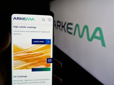 Stuttgart, Almanya - 12-04-2024: Fransız kimya şirketi Arkema S.A. 'nın web sayfası ile akıllı telefonu olan kişi logonun önünde ekranda. Telefon ekranının merkezine odaklan.