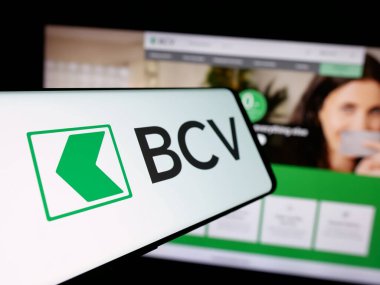 Stuttgart, Almanya - 12-04-2024: İsviçreli Bank Cantonale Vaudoise (BCV) şirketinin logosunun yer aldığı cep telefonu iş sitesinin önünde ekranda. Telefon ekranının merkez soluna odaklan.