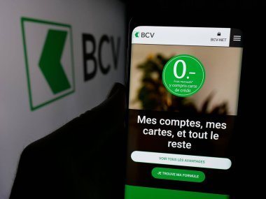 Stuttgart, Almanya - 12-04-2024: İsviçreli Banque Cantonale Vaudoise (BCV) şirketinin web sayfası logolu akıllı telefon sahibi kişi. Telefon ekranının merkezine odaklan.