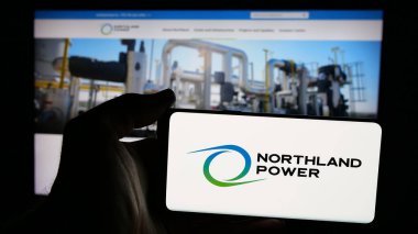 Stuttgart, Almanya - 12-04-2024: Kanadalı enerji şirketi Northland Power Inc. 'in logosuna sahip cep telefonu web sayfası önünde ekranda. Telefon ekranına odaklan.