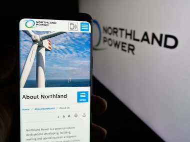 Stuttgart, Almanya - 12-04-2024: Kanadalı enerji şirketi Northland Power Inc. 'in web sitesi ile cep telefonu tutan kişi logolu ekranda. Telefon ekranının merkezine odaklan.