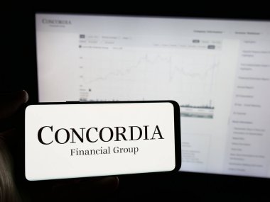 Stuttgart, Almanya - 12-04-2024: Japon şirketi Concordia Financial Group Ltd. 'nin logosuna sahip kişi web sitesinin önünde ekranda. Telefon ekranına odaklan.