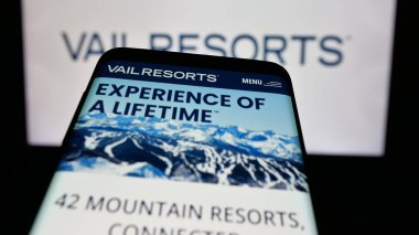 Stuttgart, Almanya - 12-04-2024: ABD 'li dağlık tatil beldesi Vail Resorts Inc.' in web sitesi ile birlikte iş logosu önünde cep telefonu. Telefon ekranının sol üst kısmına odaklan.