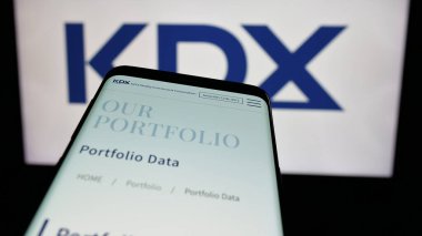 Stuttgart, Almanya - 12-05-2024: Japon şirketi KDX Realty Investment Corporation 'ın web sitesi ile birlikte logo önünde ekranda. Telefon ekranının en üstüne odaklan.