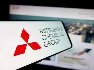 Stuttgart, Almanya - 12-05-2024: Mitsubishi Chemical Group Corporation şirketinin logosuna sahip akıllı telefon, iş dünyasının web sitesi önünde ekranda. Telefon ekranının soluna odaklan.