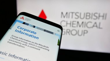 Stuttgart, Almanya - 12-05-2024: Mitsubishi Chemical Group Corporation şirketinin web sitesi ile birlikte iş logosu önünde ekranda. Telefon ekranının sol üst kısmına odaklan.