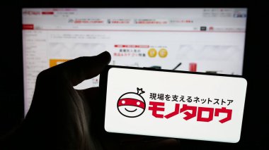 Stuttgart, Almanya - 12-05-2024: Japon e-ticaret şirketi MonotaRO Co. Ltd. nin logosuna sahip cep telefonu web sayfası önünde ekranda. Telefon ekranına odaklan.