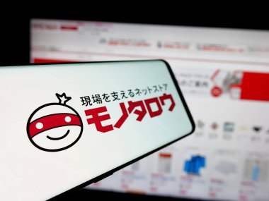 Stuttgart, Almanya - 12-05-2024: İnternet sitesinin önünde ekranda Japon e-ticaret şirketi MonotaRO Co. Ltd. logosu olan cep telefonu. Telefon ekranının merkez soluna odaklan.